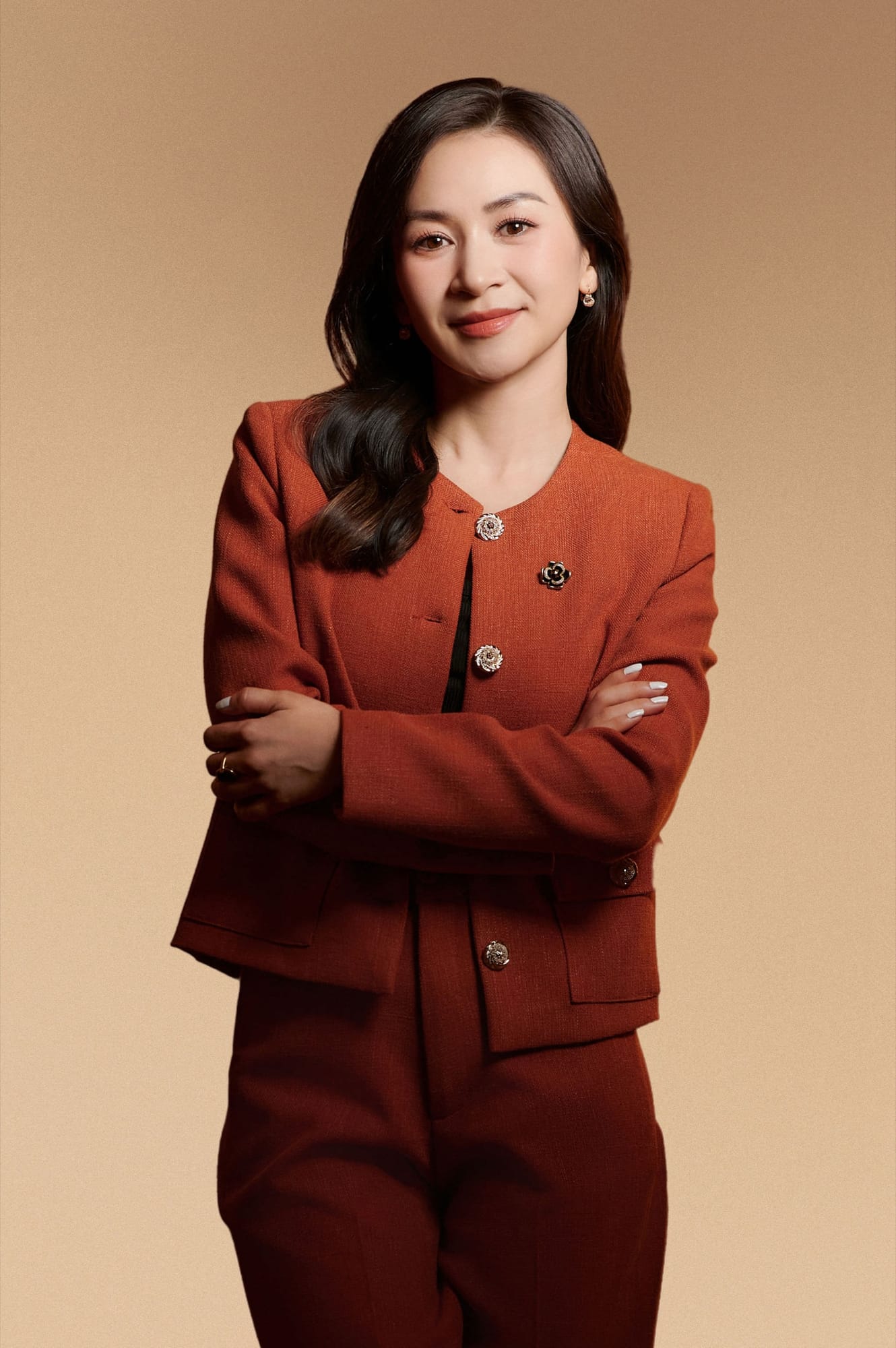 Ảnh profile biểu tượng nữ lãnh đạo mặc suit đỏ trên nền be