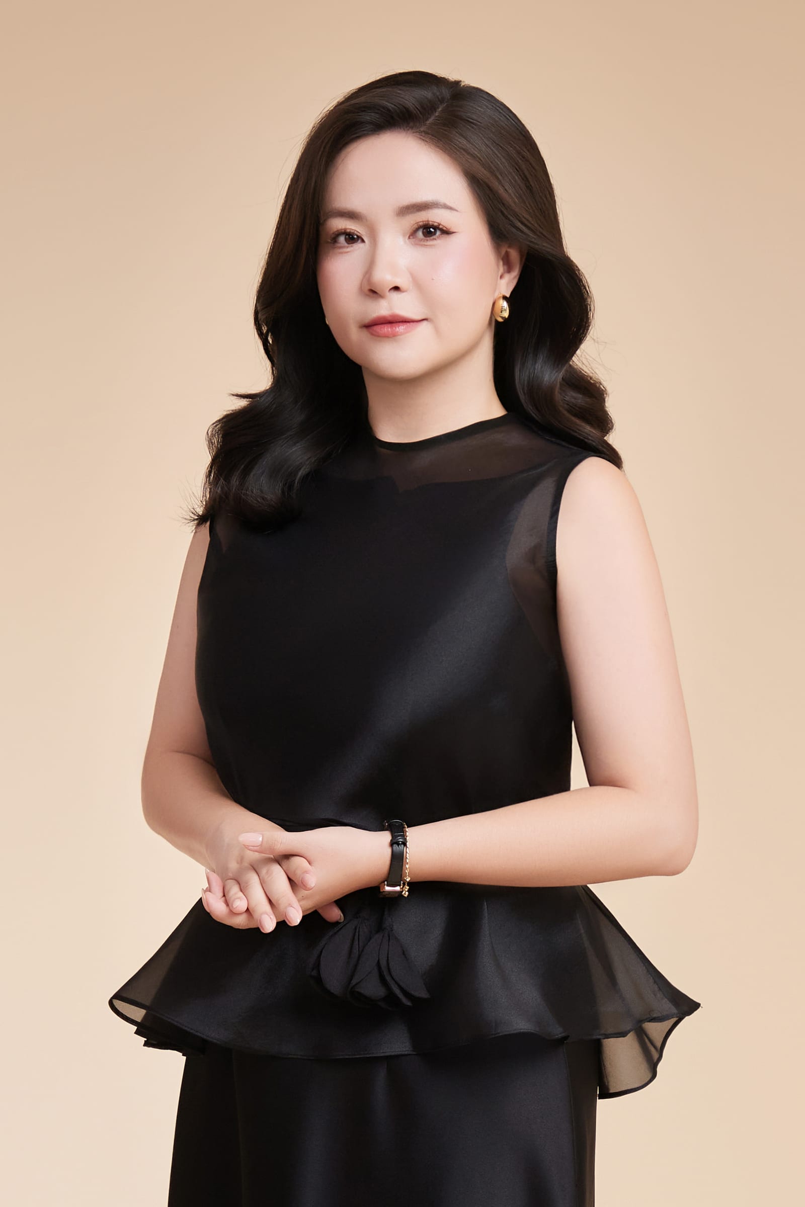 Ảnh profile cao cấp nữ doanh nhân mặc trang phục đen trên nền be